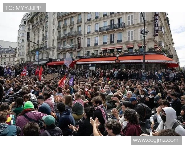 西涅诅咒事件持续发酵，数十名牺牲者巴黎街头游行哀悼